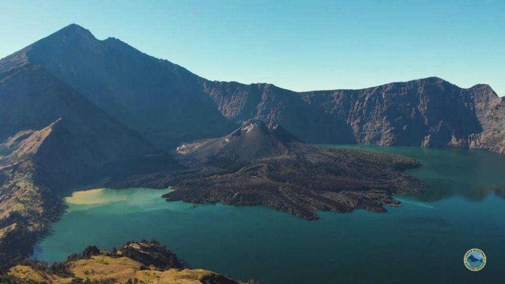 Danau Segara Anak di Kawah Gunung Rinjani (rinjaninationalpark.id)