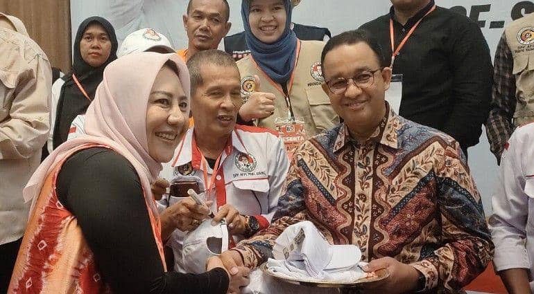 (Anies Baswedan saat menyapa pendukungnya di Palembang ) IDN Times/istimewa