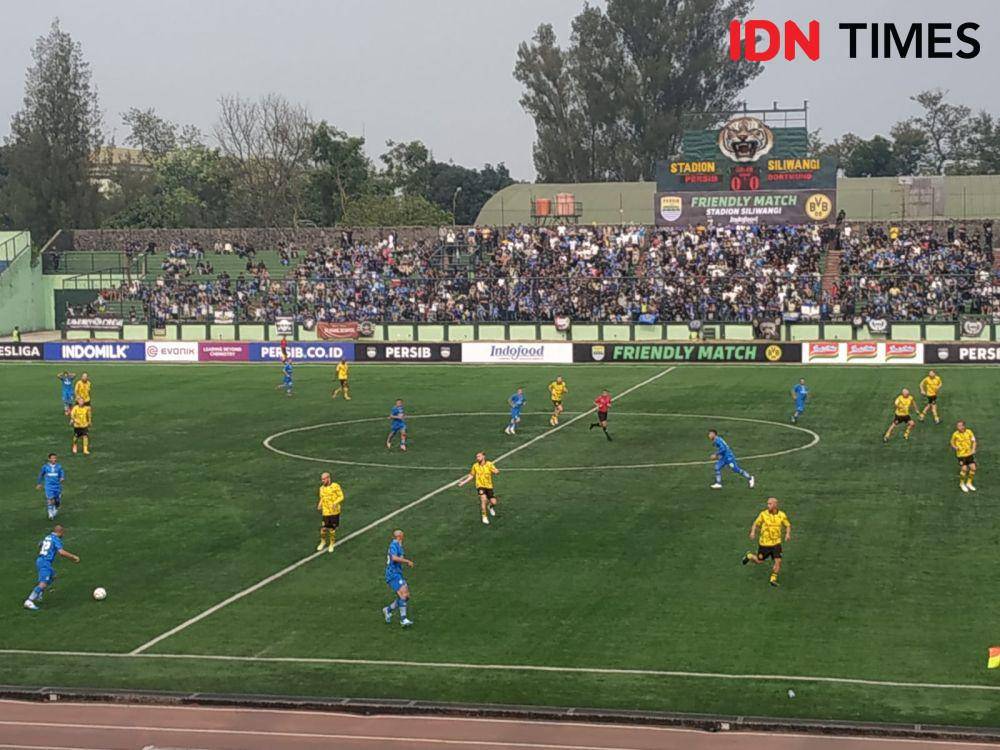 Legenda Persib lawan legenda Dortmund. (IDN Times/Debbie Sutrisno)