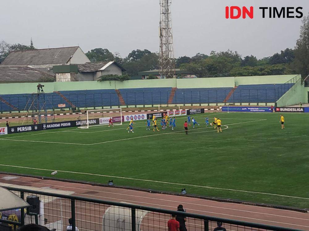 Legenda Persib lawan legenda Dortmund. (IDN Times/Debbie Sutrisno)