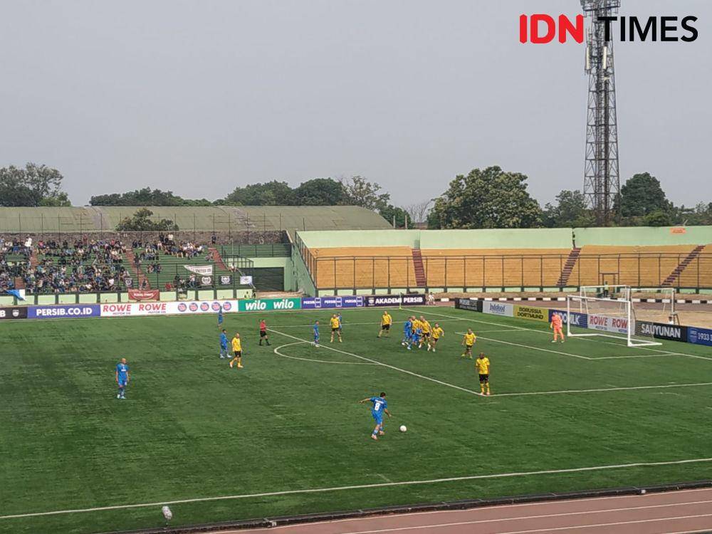 Legenda Persib lawan legenda Dortmund. (IDN Times/Debbie Sutrisno)