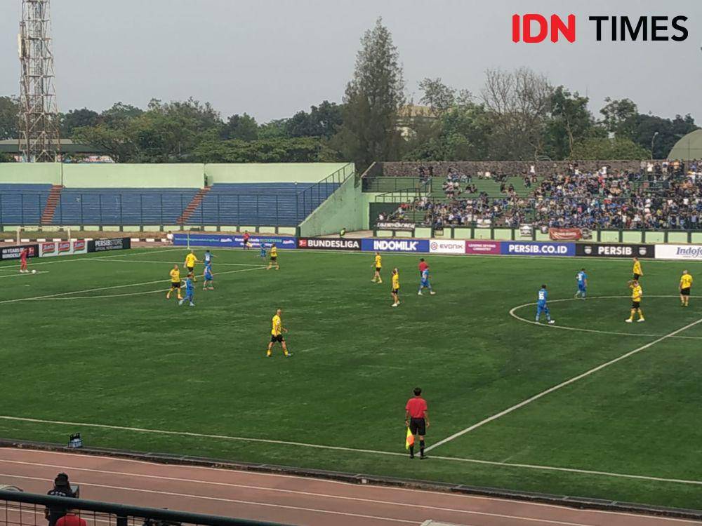 Legenda Persib lawan legenda Dortmund. (IDN Times/Debbie Sutrisno)