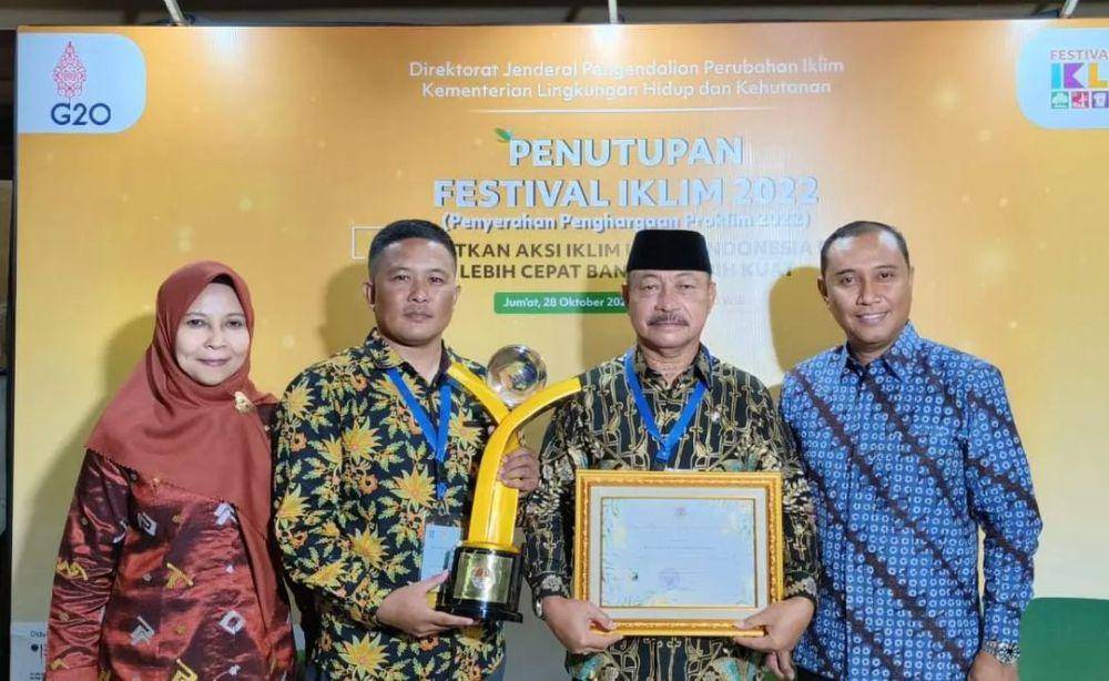 Pak Jamaluddin saat menerima penghargaan Kampung Iklim Lestari tahun 2022 (instagram.com/@rumah.koran)