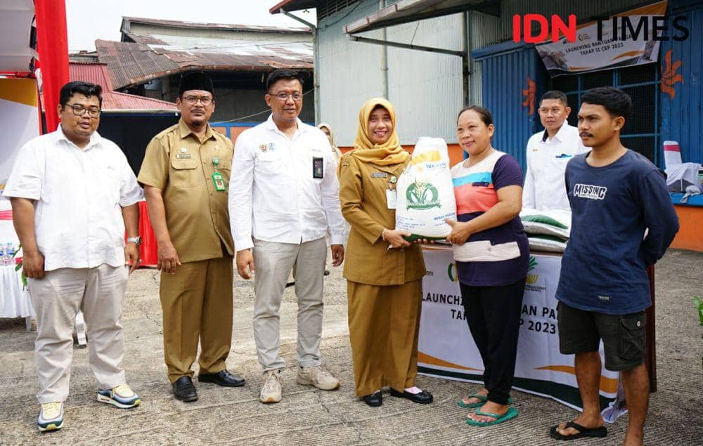 Kepala Dinas Kelautan dan Perikanan Provinsi Kalimantan Barat, Herti Herawati secara simbolis memberikan bantuan beras kepada warga di Kalbar. (IDN Times/Teri).