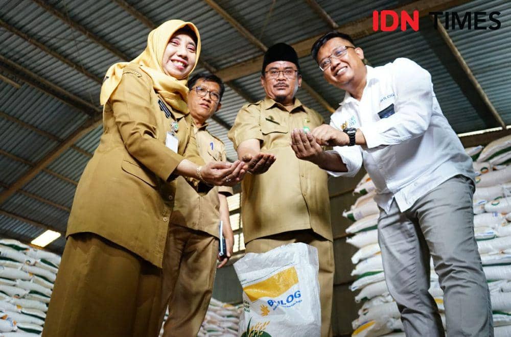 Pimpinan Bulog Kalbar bersama dengan OPD terkait memantau beras cadangan pemerintah di gudang bulog Kalbar. (IDN Times/Teri).