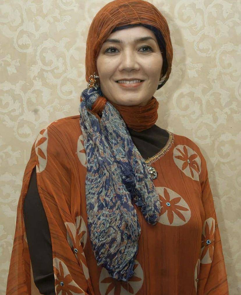 artis hamil anak pertama di usia 40-an (Instagram.com/evaarnaz.id)