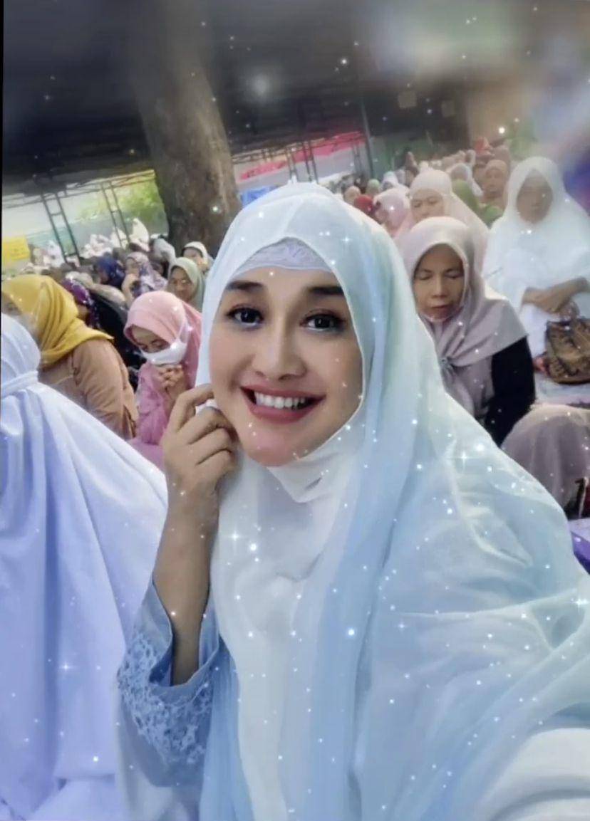 artis hamil anak pertama di usia 40-an (Instagram.com/paramitha118real)