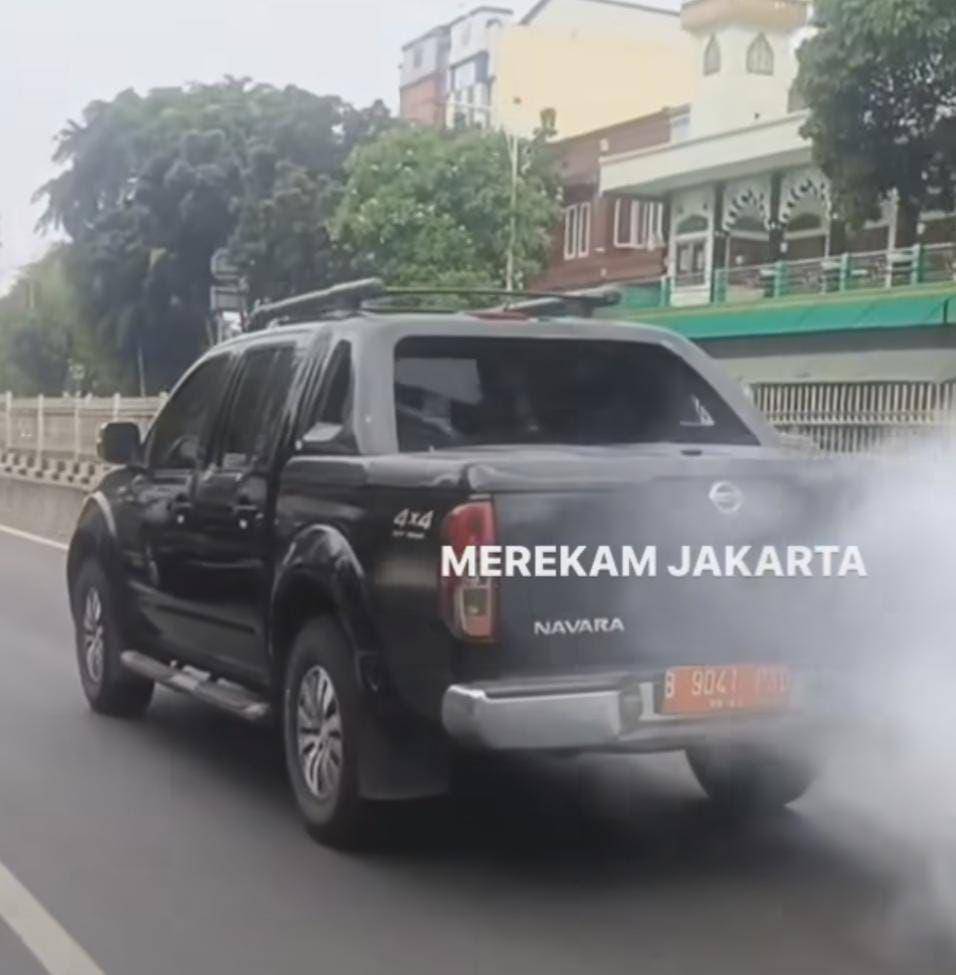 Mobil Pemprov DKI ngebul di jalanan/@merekam jakarta