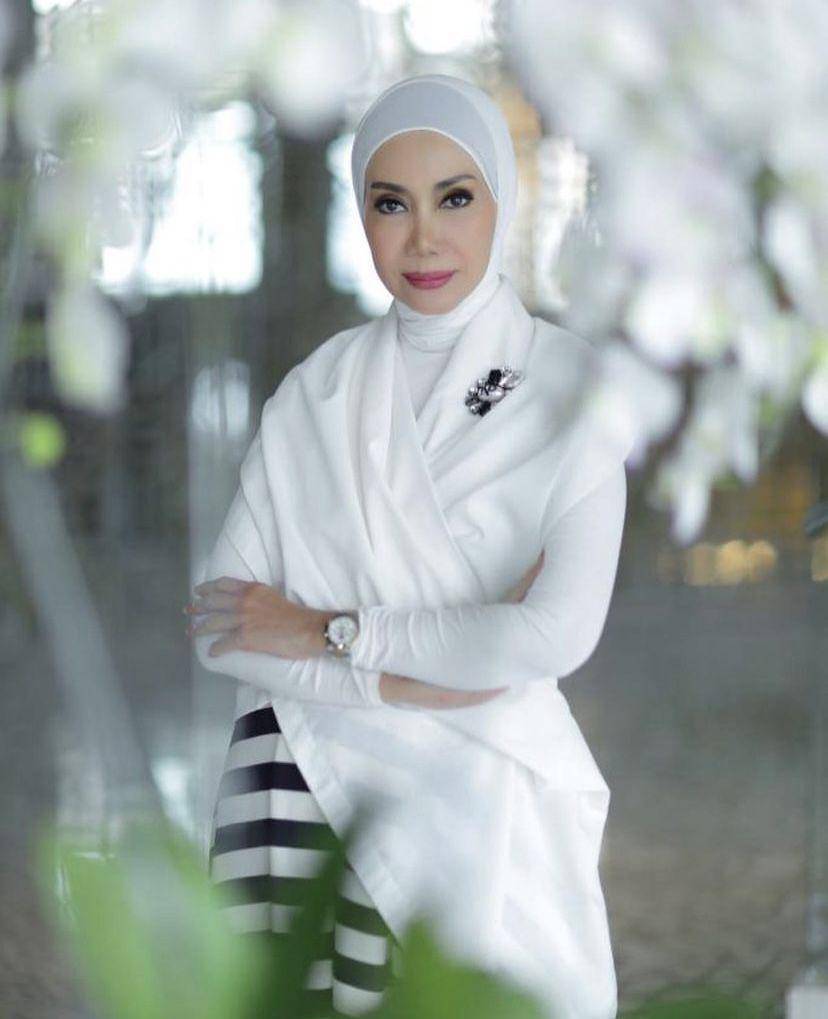artis hamil anak pertama di usia 40-an (Instagram.com/okkyasokawatireal)
