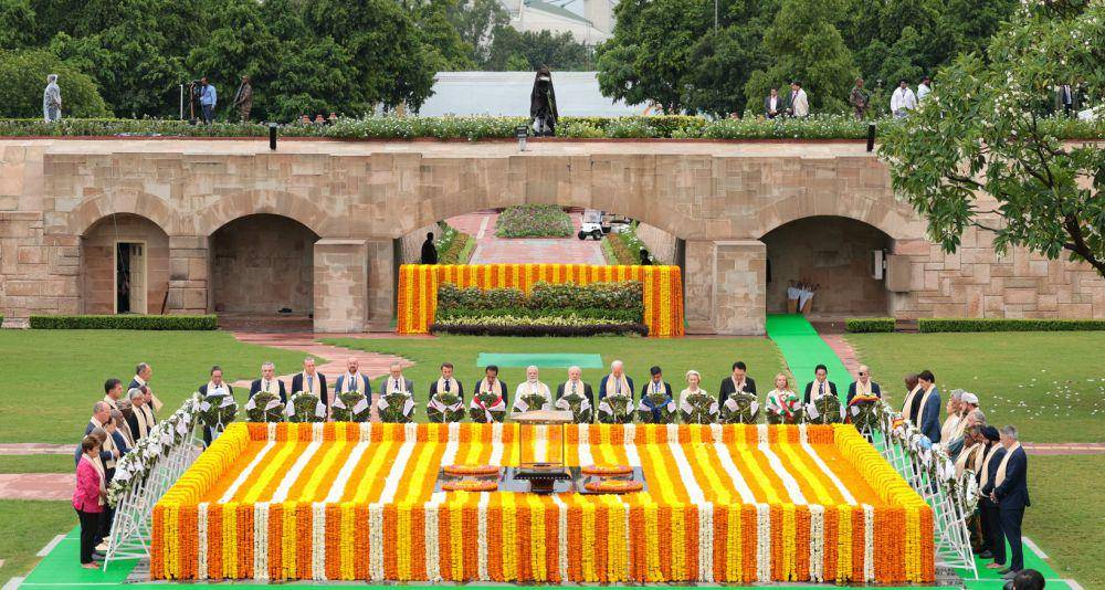 Para pemimpin G20 mengunjungi Monumen Mahatma Gandhin untuk memberi penghormatan pada Minggu (10/9/2023) di Rajghat, New Delhi. (twitter.com/narendramodi)