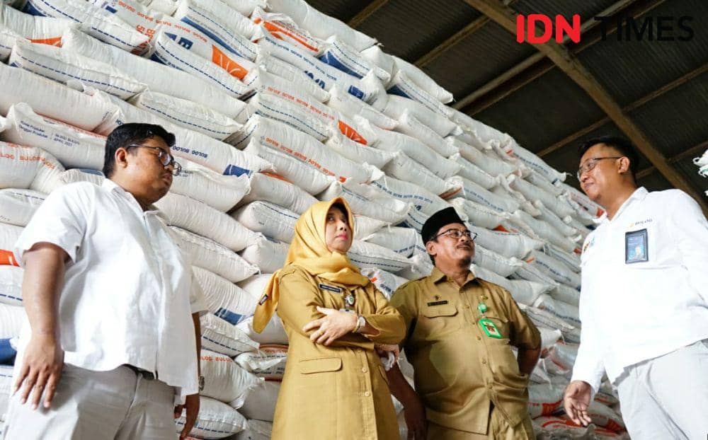 Pimpinan Bulog Kalbar, Bambang Prihatmoko berkoordinasi dengan Kepala OPD terkait untuk meluncurkan penyaluran beras ke masyarakat. (IDN Times/Teri).