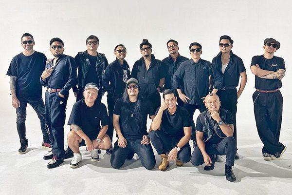 Pemotretan The Prediksi Serba Hitam, Gagah Bak Model Cover Majalah