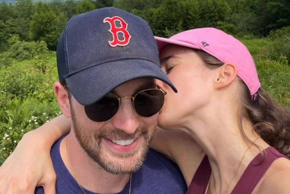 potret Chris Evans dan Alba Baptista