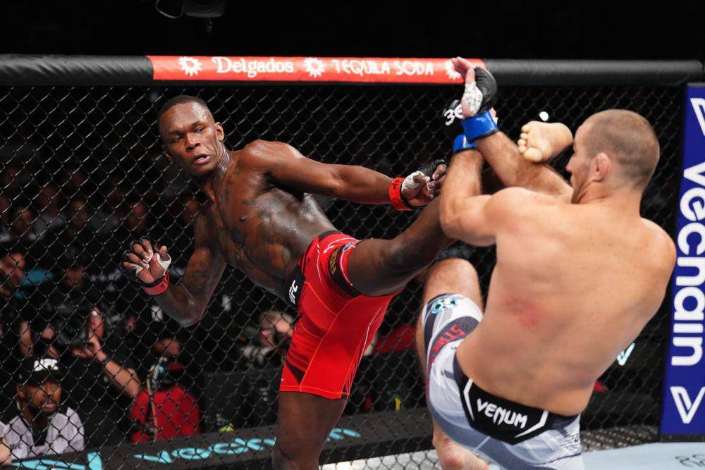 Potret duel Israel Adesanya vs Sean Strickland di UFC 293. (Twitter/@ufc).