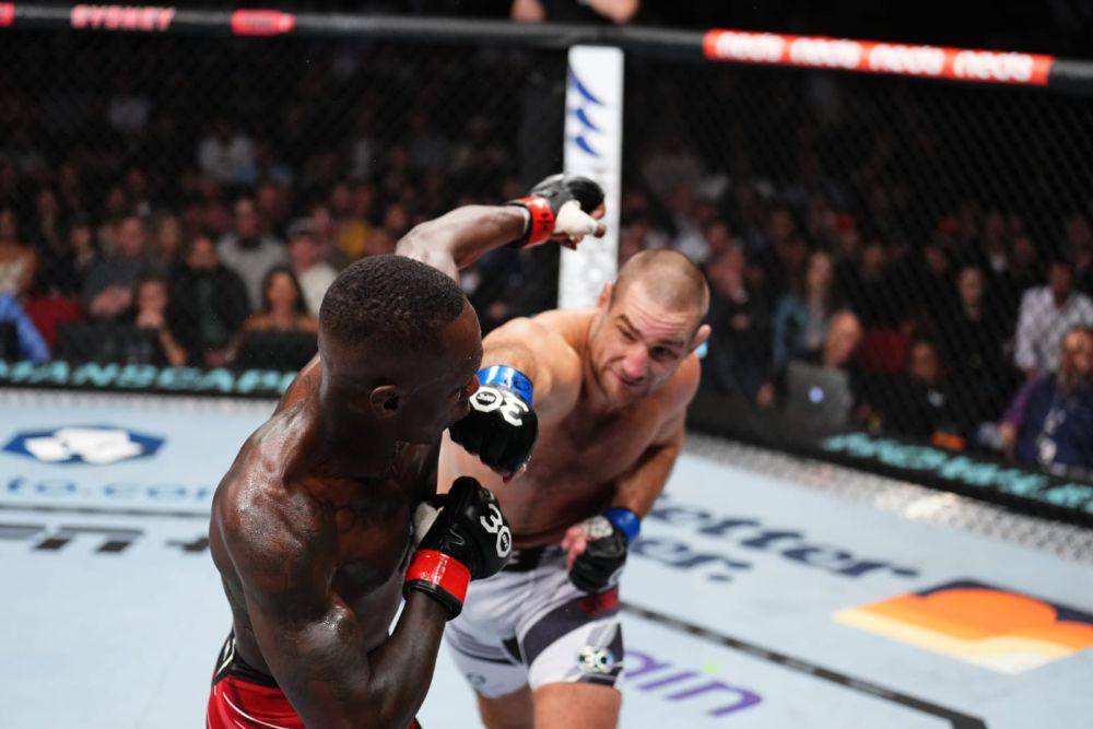 Potret duel Israel Adesanya vs Sean Strickland di UFC 293. (Twitter/@ufc).