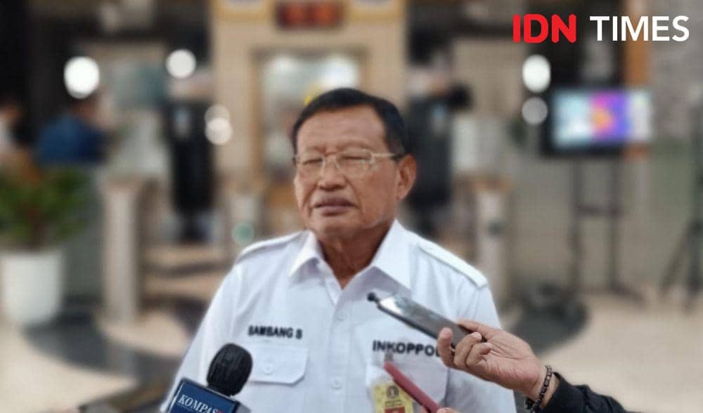 Dewan Pengawas PP PBVSI, Bambang Suedi usai menghadiri mediasi di Kemenpora, Senin (11/9/2023). (IDN Times/Tino).