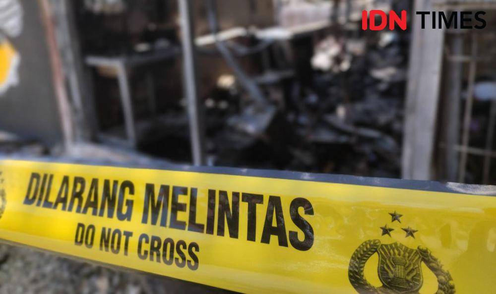 Garis polisi di lokasi kebakaran 3 Cafe dan 1 rumah laundry di Makassar. (Dahrul Amri/IDN Times Sulsel)