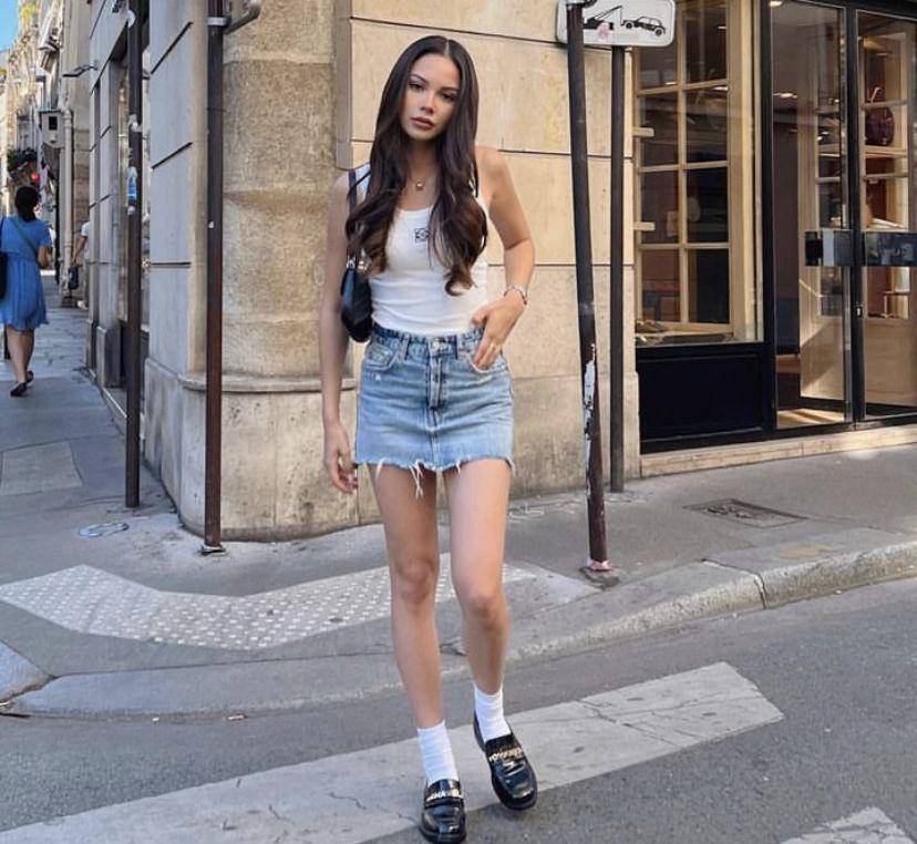 ide outfit pakai mini skirt ala Alyssa Daguise (instagram.com/alyssadaguise)