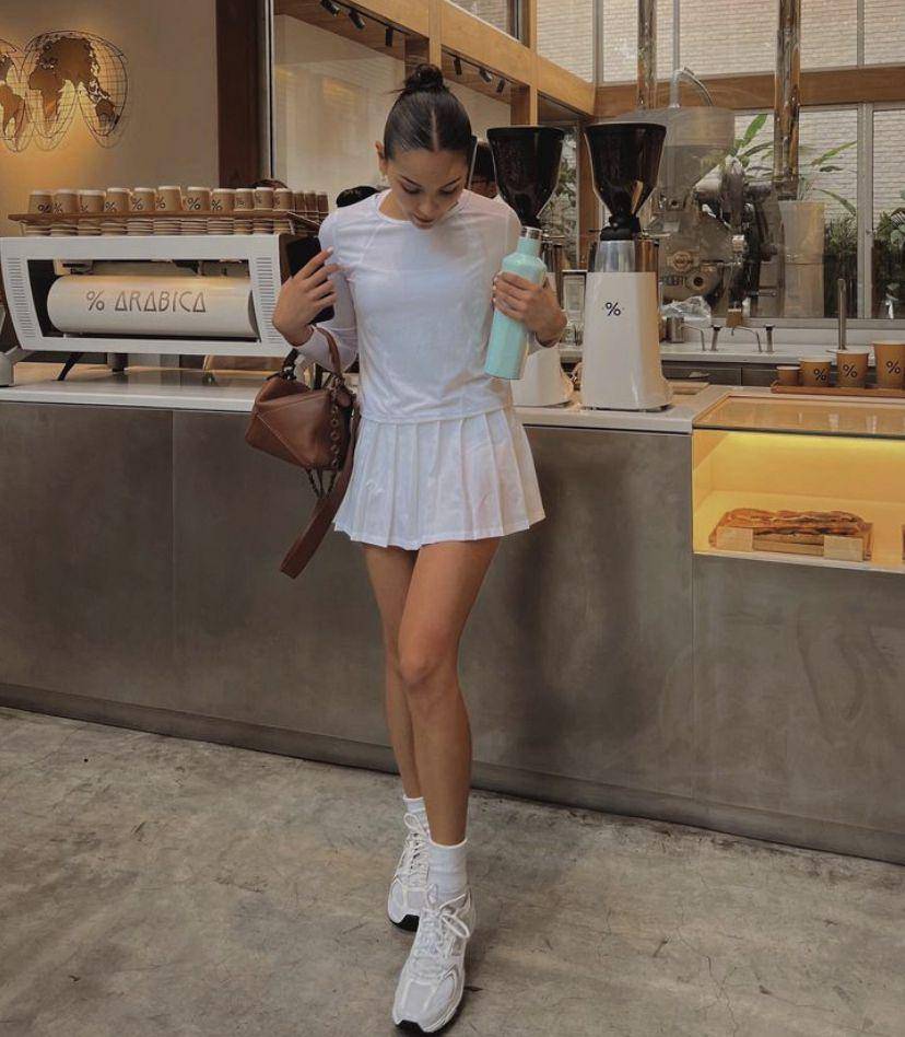 ide outfit pakai mini skirt ala Alyssa Daguise (instagram.com/alyssadaguise)