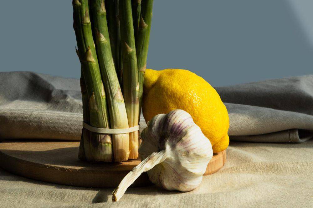 ilustrasi bawang putih dan lemon (pexels.com/Iryna Riabchykova)
