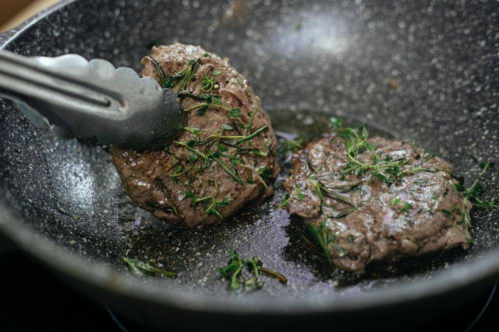 Proses memasak olahan daging (pexels.com/Katerina Holmes)