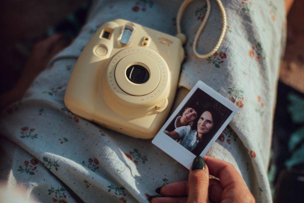 ilustrasi melihat foto (pexels.com/Kristina Paukshtite)