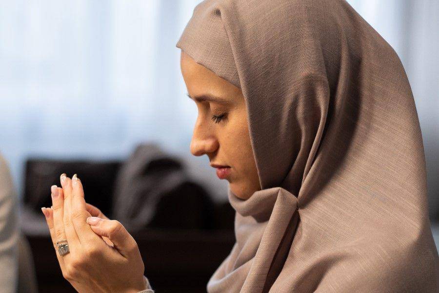 ilustrasi orang membaca sholawat (pexels.com/Monstera Production)