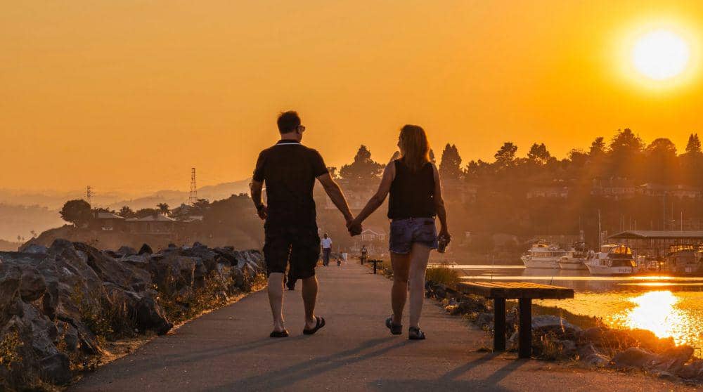 ilustrasi pasangan bergandengan tangan (pexels.com/robertkso)