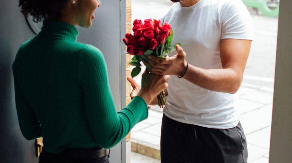 ilustrasi memberikan bunga kepada pasangan (pexels.com/viktoria-slowikowska)