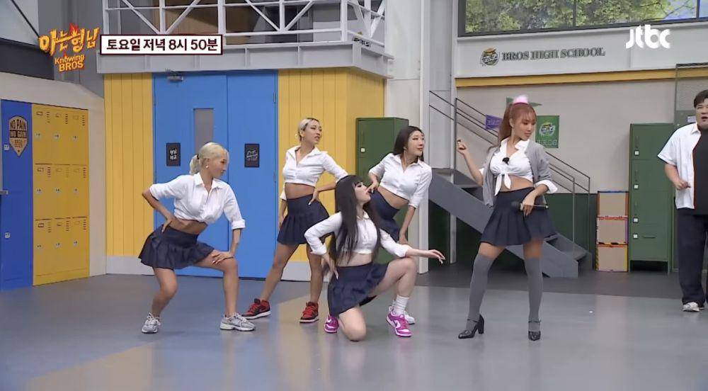 penampilan Hwasa MAMAMOO di Knowing Bros episode 400 (youtube.com/@Knowingbros)
