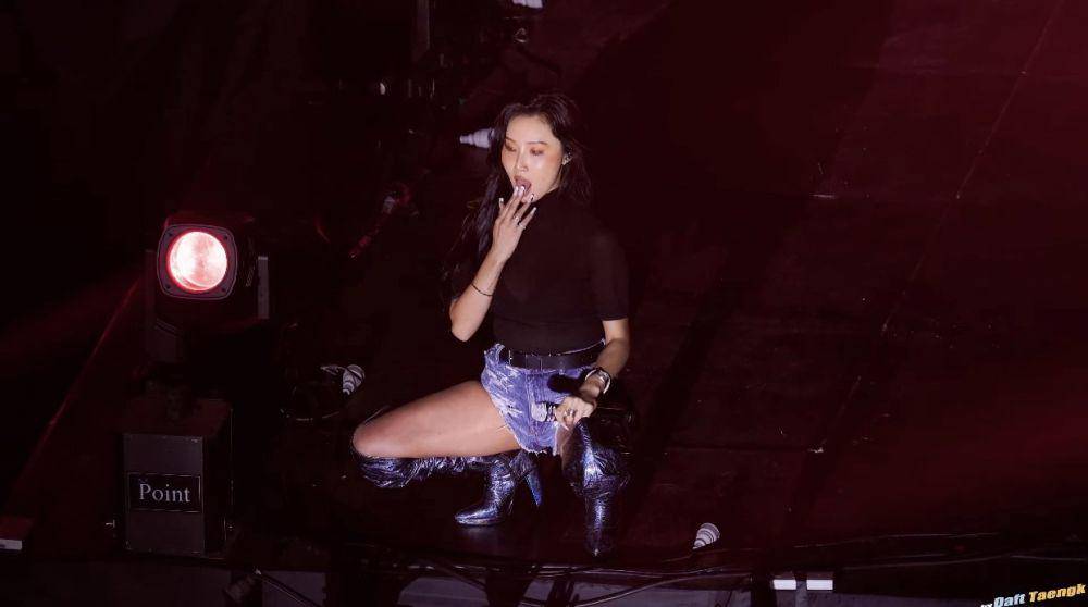 penampilan Hwasa MAMAMOO di Sungkyunkwan University (youtube.com/@DaftTaengk)