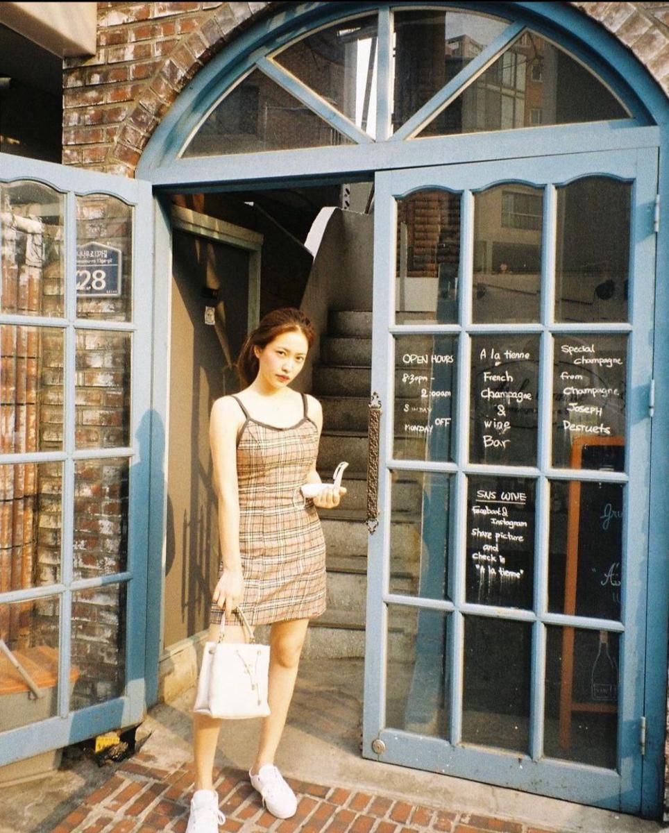 inspirasi OOTD dress ala Yeri Red Velvet (instagram.com/yerimiese)