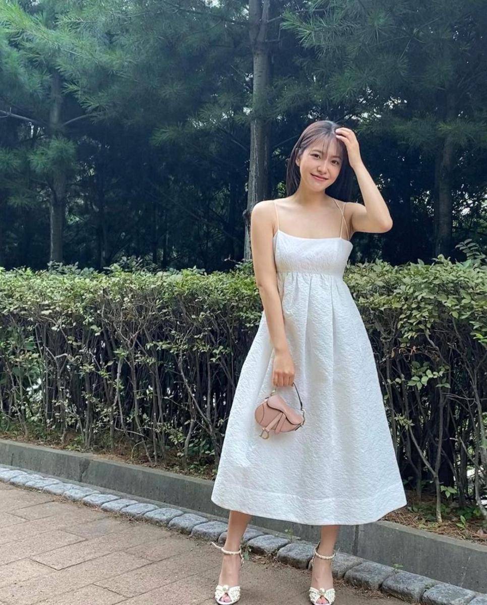 inspirasi OOTD dress ala Yeri Red Velvet (instagram.com/yerimiese)
