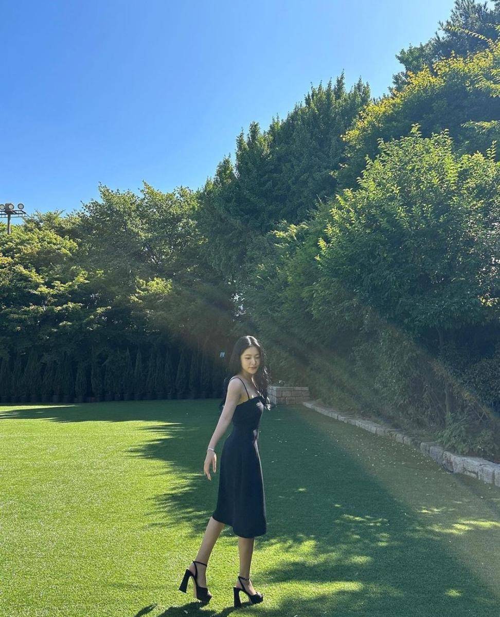 inspirasi OOTD dress ala Yeri Red Velvet (instagram.com/yerimiese)