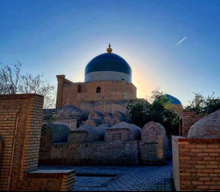foto keindahan arsitektur Islam di Itchan Kala (instagram.com/explorerswithatwist)