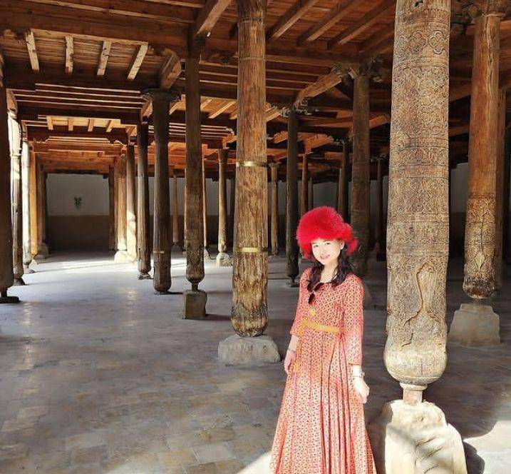 foto bagian dalam Masjid Juma di Itchan Kalla (instagram.com/cdchin)