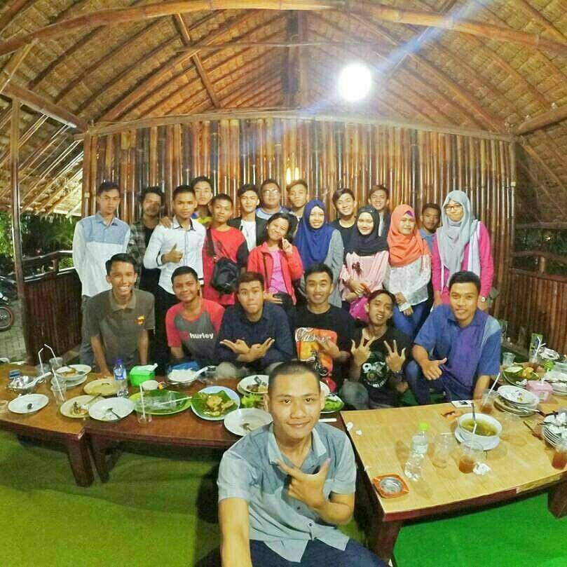 Pengunjung melakukan foto bersama. (Instagram.com/dadozrestogarden)
