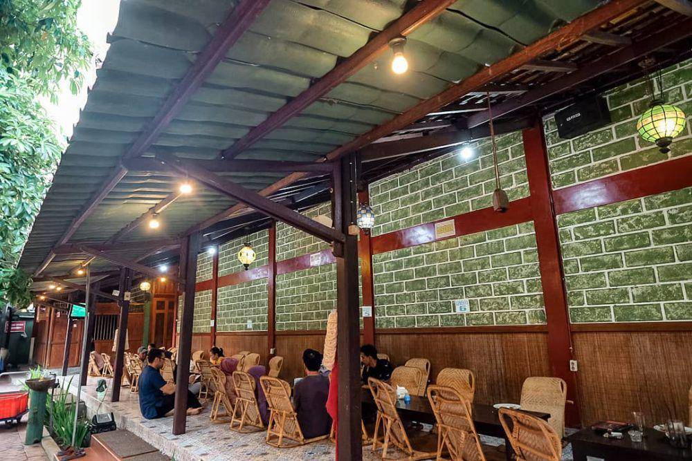 Spot makan lesehan di Warung Bu Mamik. (Instagram.com/ayambakar.bumamik)