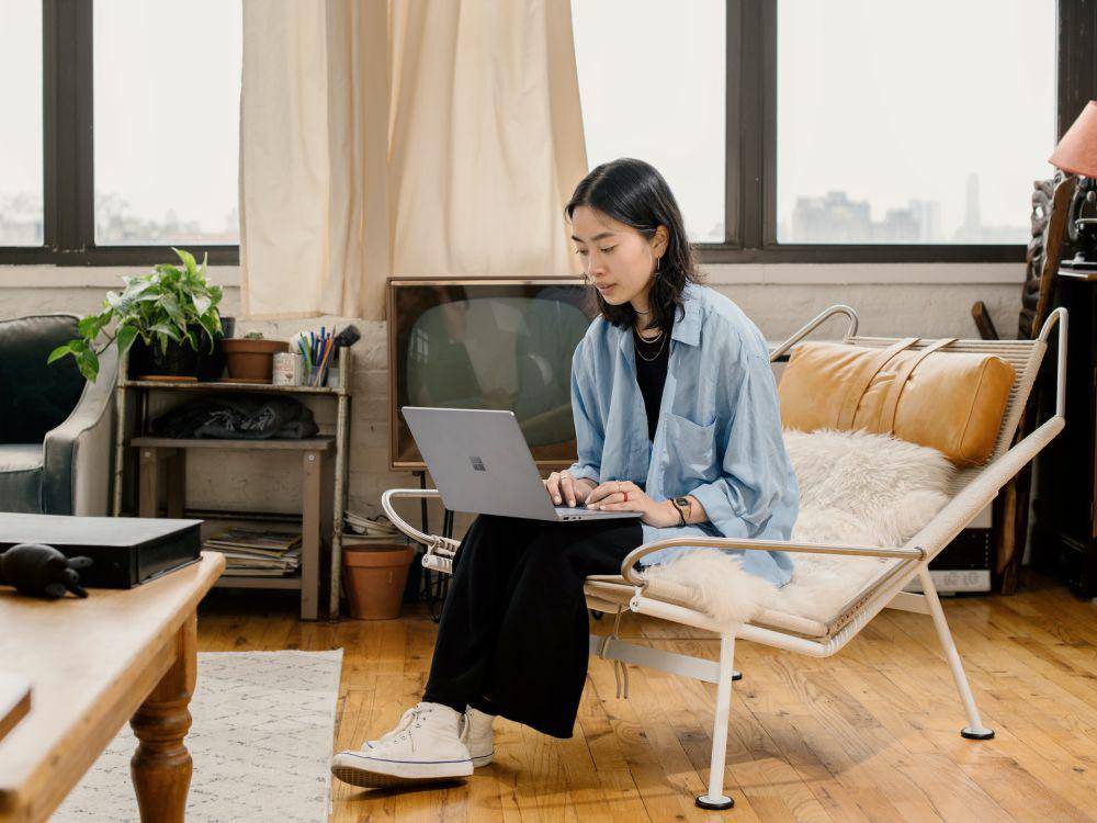 Ilustrasi seorang wanita memainkan laptop (unsplash.com/Surface)