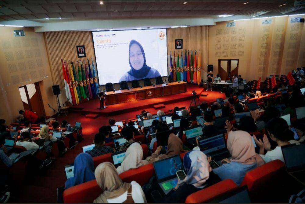 Badan Pembangunan Internasional Amerika Serikat (USAID) berkolaborasi dengan Amazon Web Service (AWS) mengadakan program TALENTA di Universitas Padjajaran (UNPAD), Bandung.