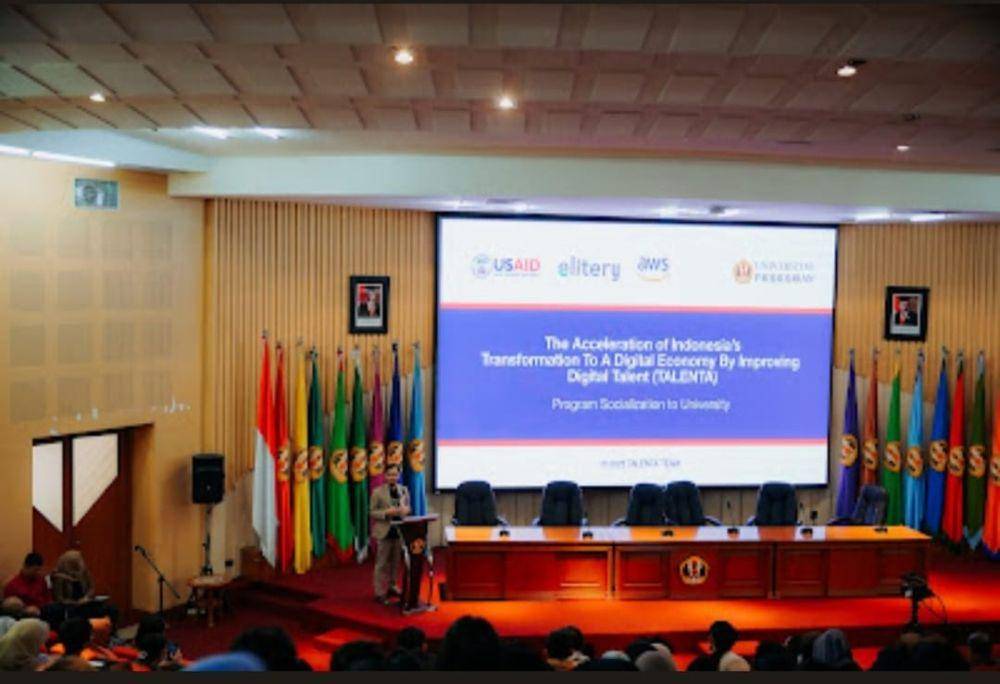 Badan Pembangunan Internasional Amerika Serikat (USAID) berkolaborasi dengan Amazon Web Service (AWS) mengadakan program TALENTA di Universitas Padjajaran (UNPAD), Bandung.