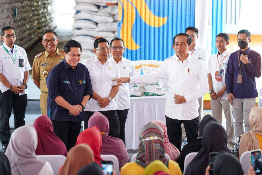 Menteri BUMN, Erick Thohir saat mendampingi Presiden Joko Widodo mengecek stok beras di Gudang Bulog Dramaga, Kabupaten Bogor, Jawa Barat. (Dokumentasi/Humas BUMN).