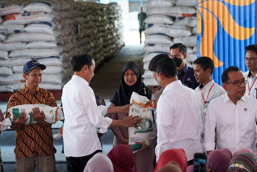 Menteri BUMN, Erick Thohir saat mendampingi Presiden Joko Widodo mengecek stok beras di Gudang Bulog Dramaga, Kabupaten Bogor, Jawa Barat. (Dokumentasi/Humas BUMN).