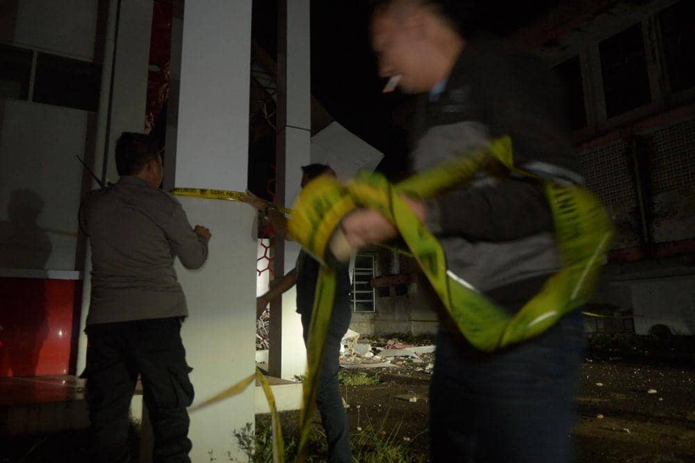 Pihak kepolisian memasang garis polisi di Aula B GOR Wolter Monginsidi, Manado, Sulawesi Utara, yang rusak akibat gempa Magnitudo 5,9, Senin (11/9/2023). IDNTimes/Ungke Pepotoh/bt