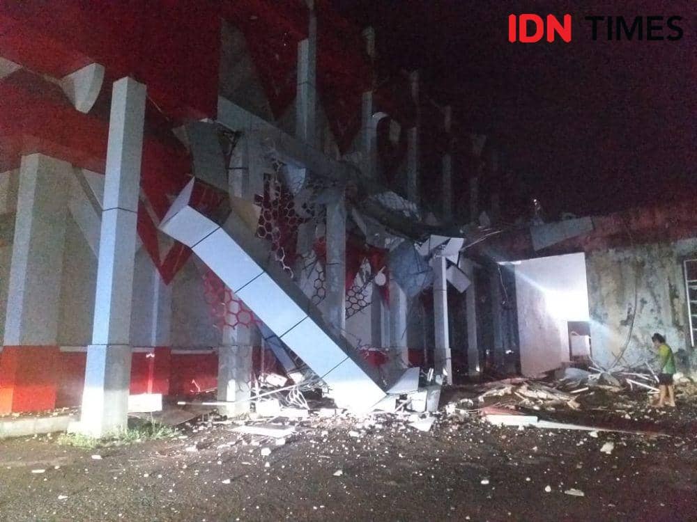 Penampang luar Aula B GOR Wolter Monginsidi Manado, Sulawesi Utara, rusak akibat gempa tektonik berkekuatan Magnitudo 5,9, Senin (11/9/2023). IDNTimes/Savi