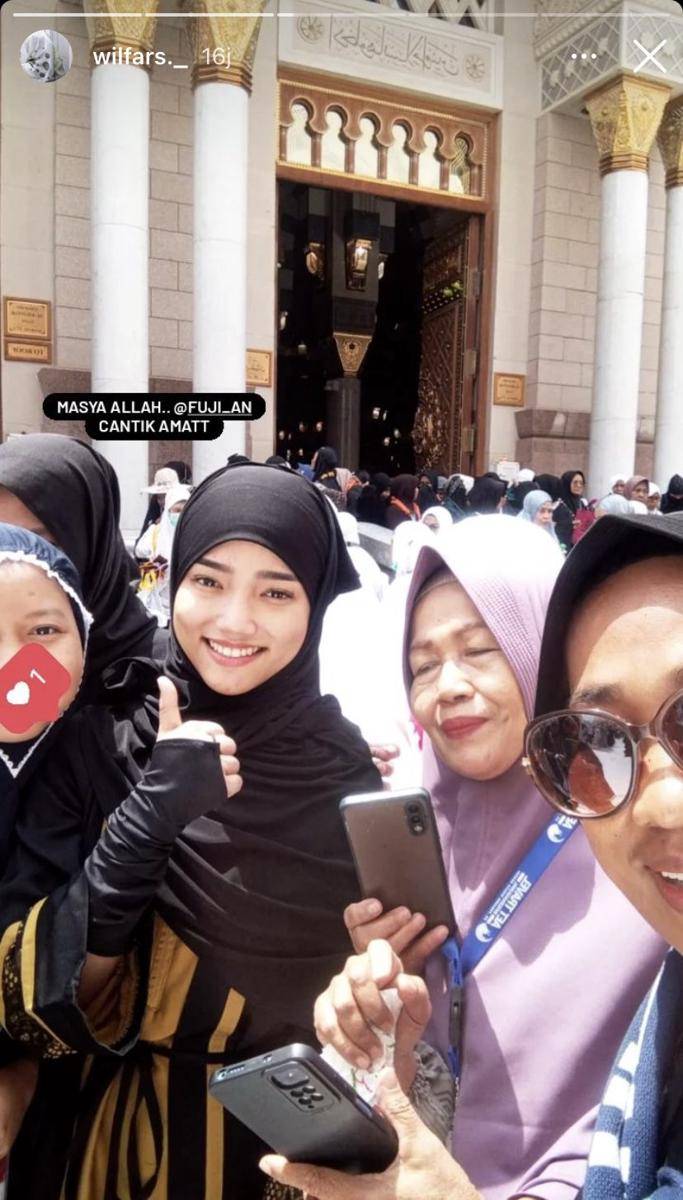 potret Fuji tampil anggun berhijab saat umrah (Instagram.com/wilfars._)