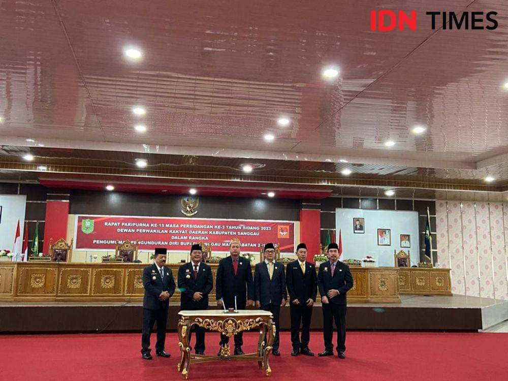 Bupati Sanggau, Paolus Hadi hadiri rapat paripurna dengan DPRD Sanggau. (IDN Times/Istimewa).