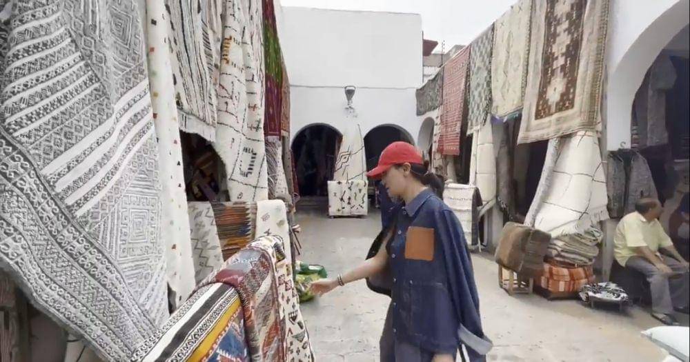 Luna Maya nawar karpet di Maroko (youtube.com/lunamayachannel)