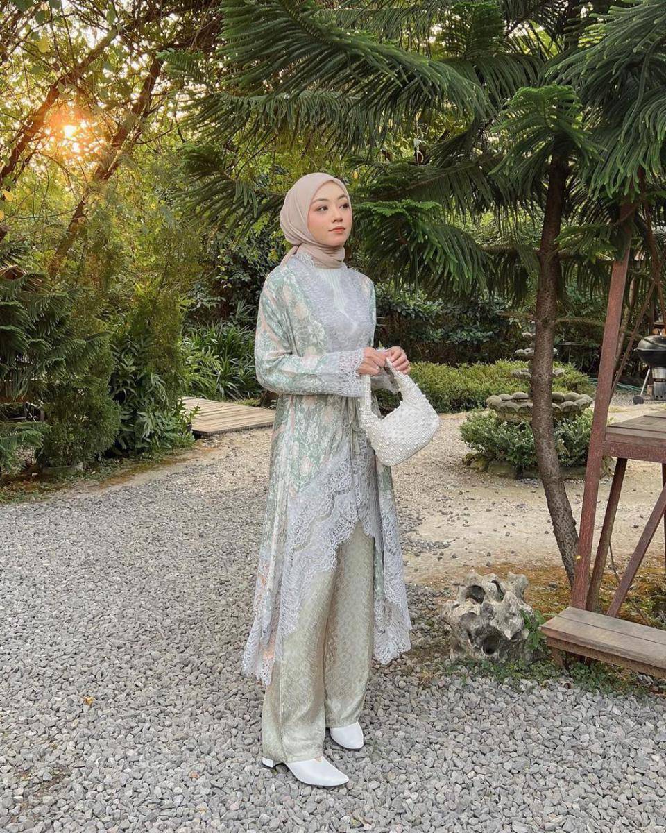 outfit kondangan one set ala Meirani Amalia (instagram.com/meiraniap)