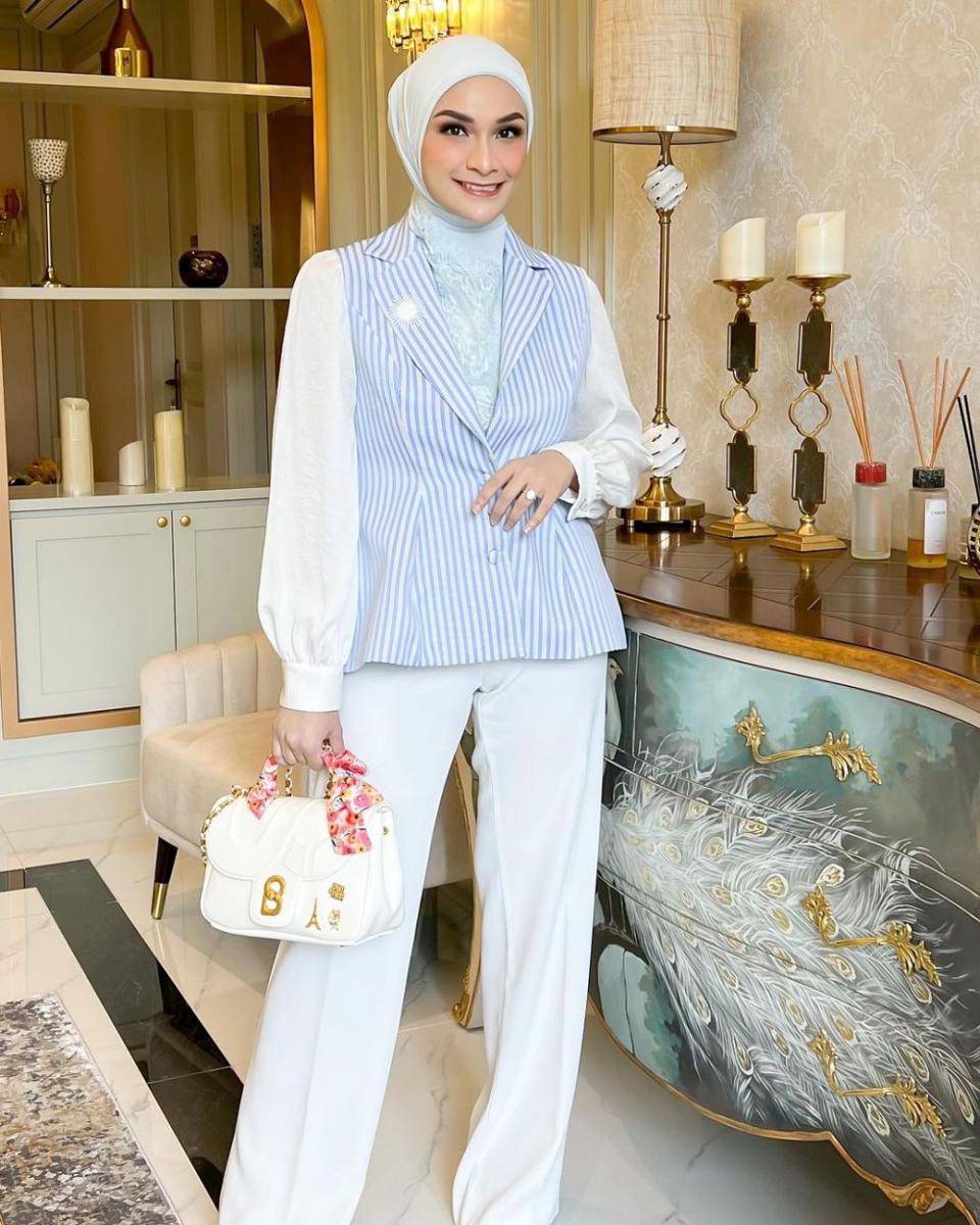 Baju nuansa biru ala Putri Zulkifli Hasan (instagram.com/putri_zulhas)